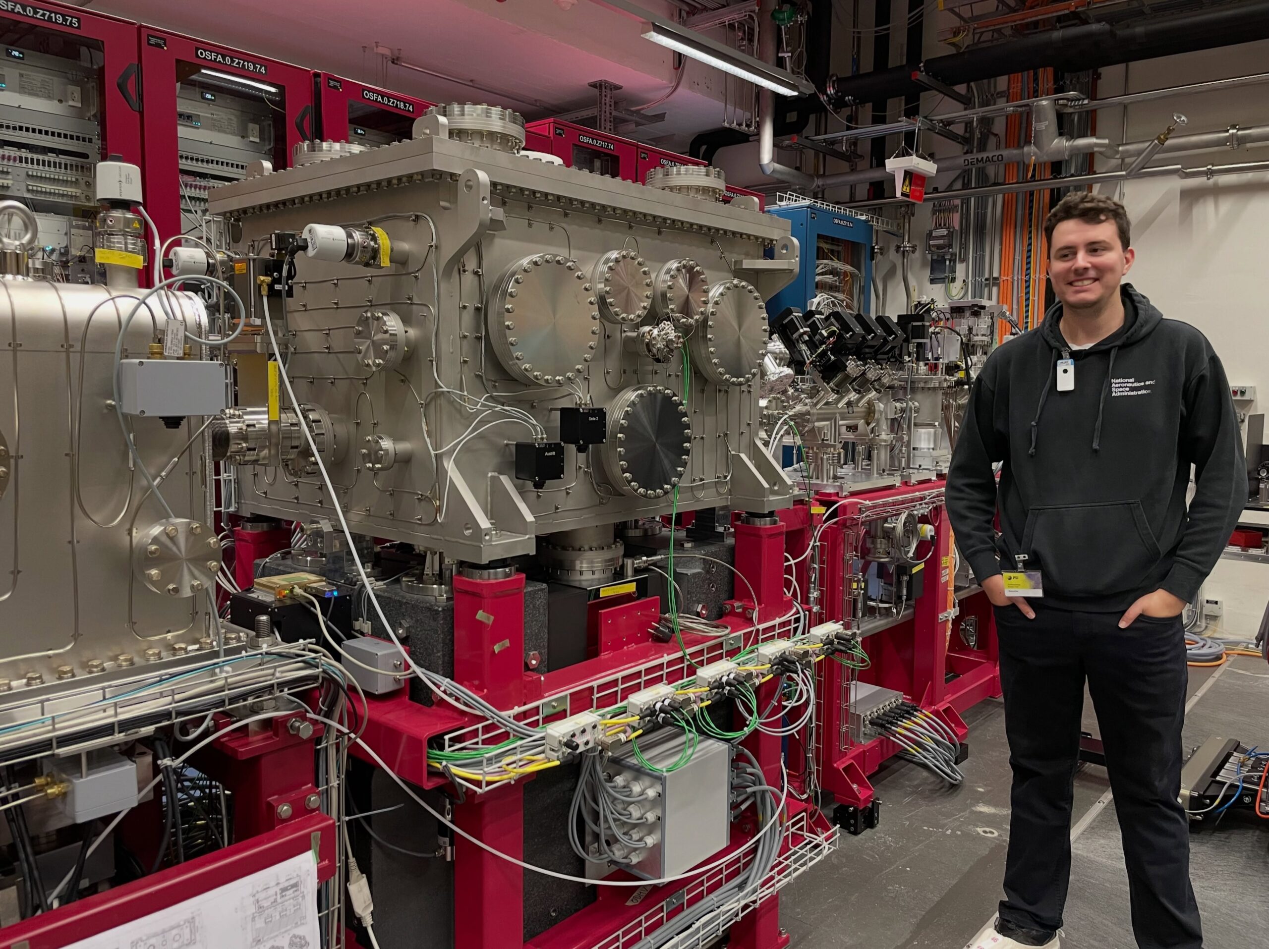 Nils se trouve en avant d'un element du faisceau du laser aux electrons libres